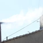 Humo blanco en el Vaticano anuncia al nuevo Papa elegido en el Cónclave 2025.