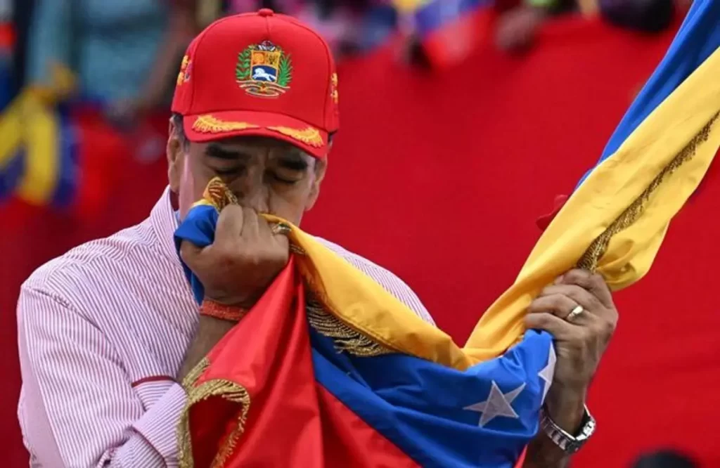 Maduro besa la bandera de Venezuela durante un acto político, en una imagen asociada a la defensa de la soberanía naciona
