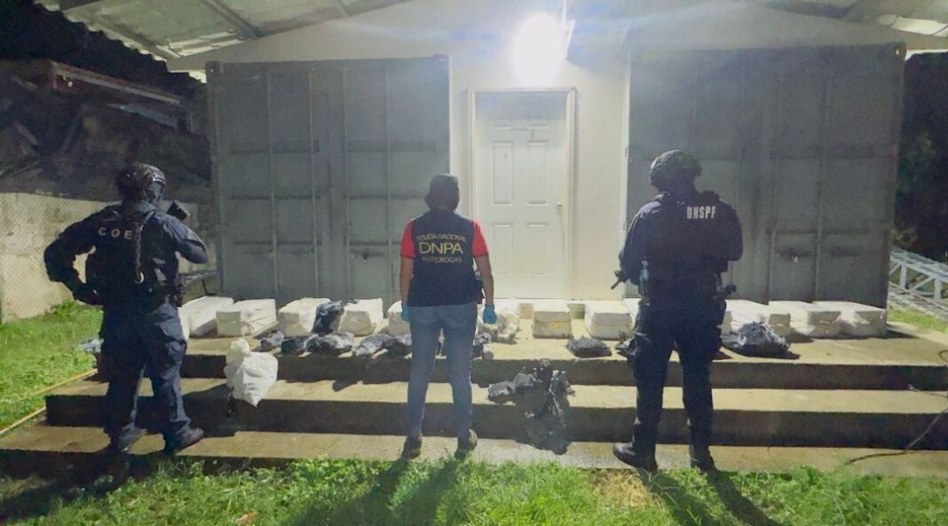 Agentes antidrogas durante operativo por presunta cocaína en El Progreso, Yoro